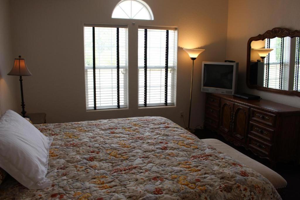 Lakeshore Motel 2*