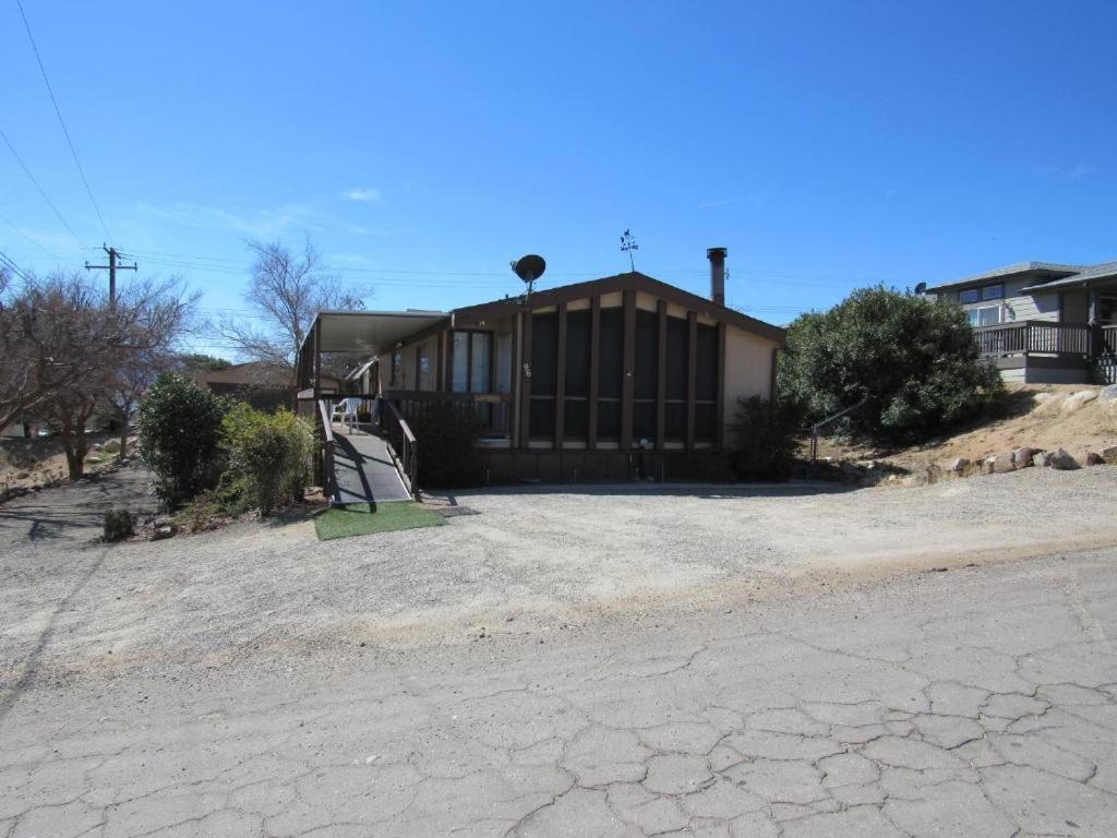 Lakeshore Motel 2*