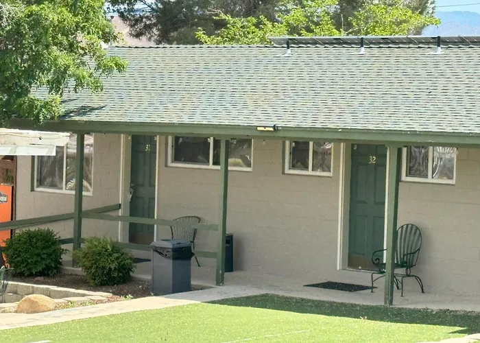Lakeshore Lodge