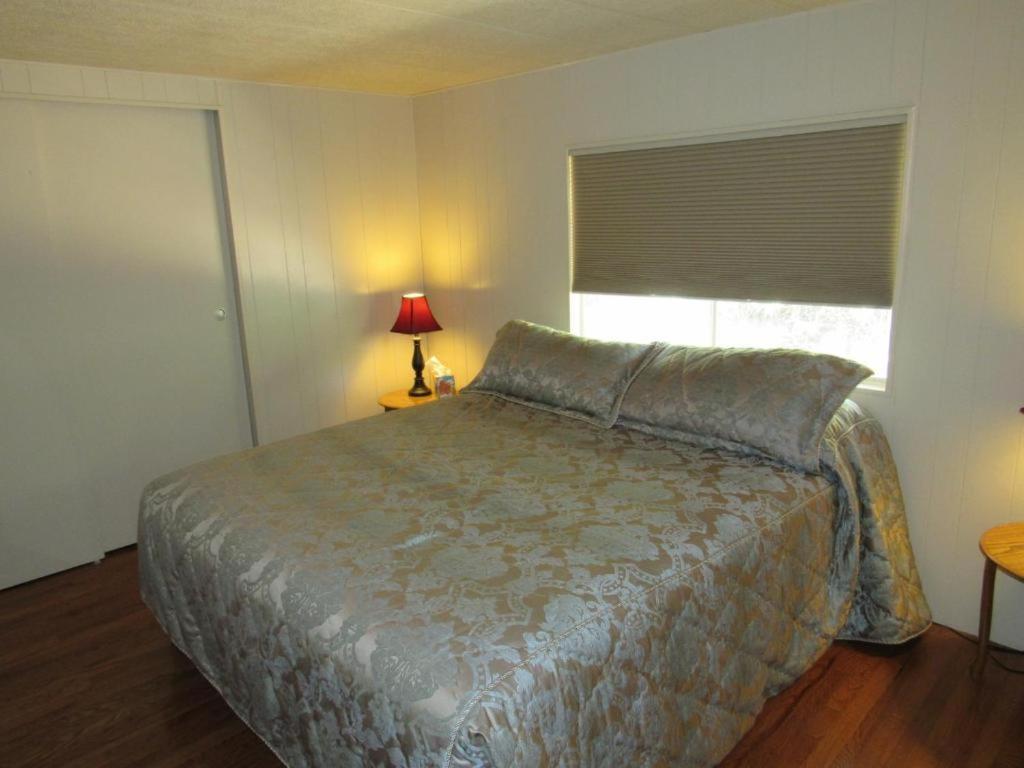 Lakeshore Motel