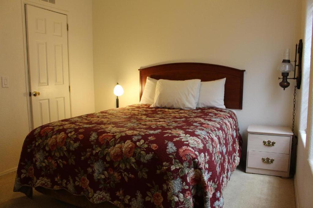 Lakeshore Motel 2*