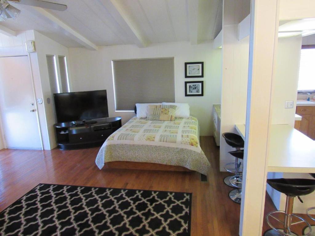 Lakeshore Motel 2*