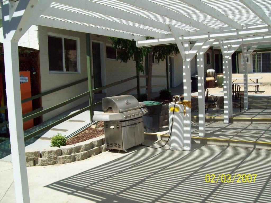Lakeshore Motel 2*